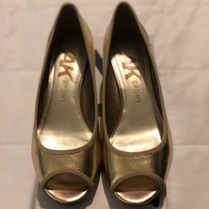 Anne Klein Gold wedge peep toe shoes Sz 8